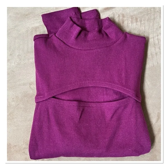 GAP Rib Cutout Top - Picture 7 of 8